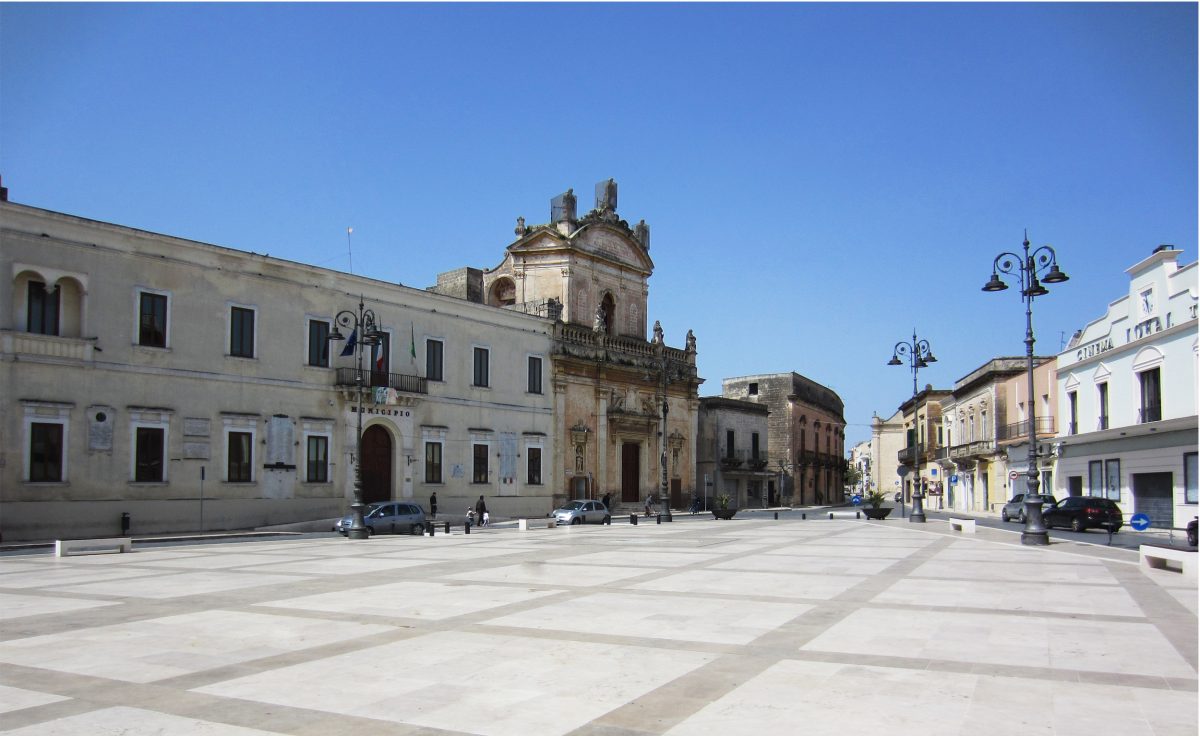 un vigile di cartone scompare a manduria